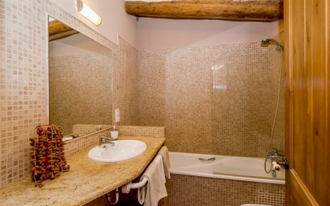 Baño con bañera y ducha 